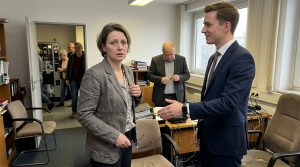 „Unersetzlich also“, sagte sie bitter, als Bergmann den neuen Senior Manager vorstellte