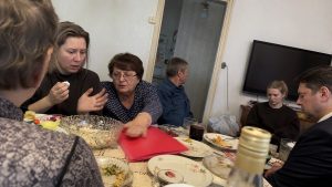 „In einer Familie hilft man einander“, sagte die Schwiegermutter und klopfte auf die rote Mappe